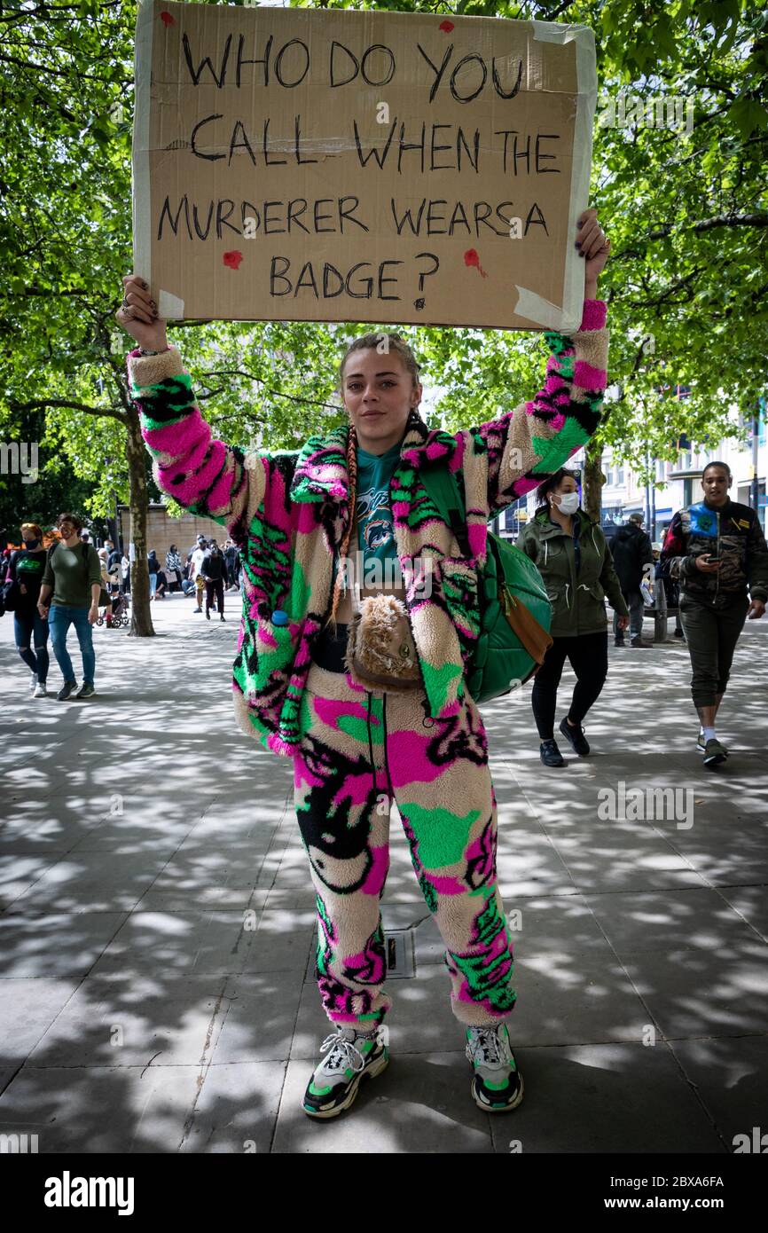 Manchester, Großbritannien. Juni 2020. Ein Protestler erwartet heute den Beginn der Demonstration, die mit Protesten auf der ganzen Welt zusammenfällt, nachdem George Floyd letzte Woche in Polizeigewahrsam in Amerika gestorben ist. Kredit: Andy Barton/Alamy Live News Stockfoto