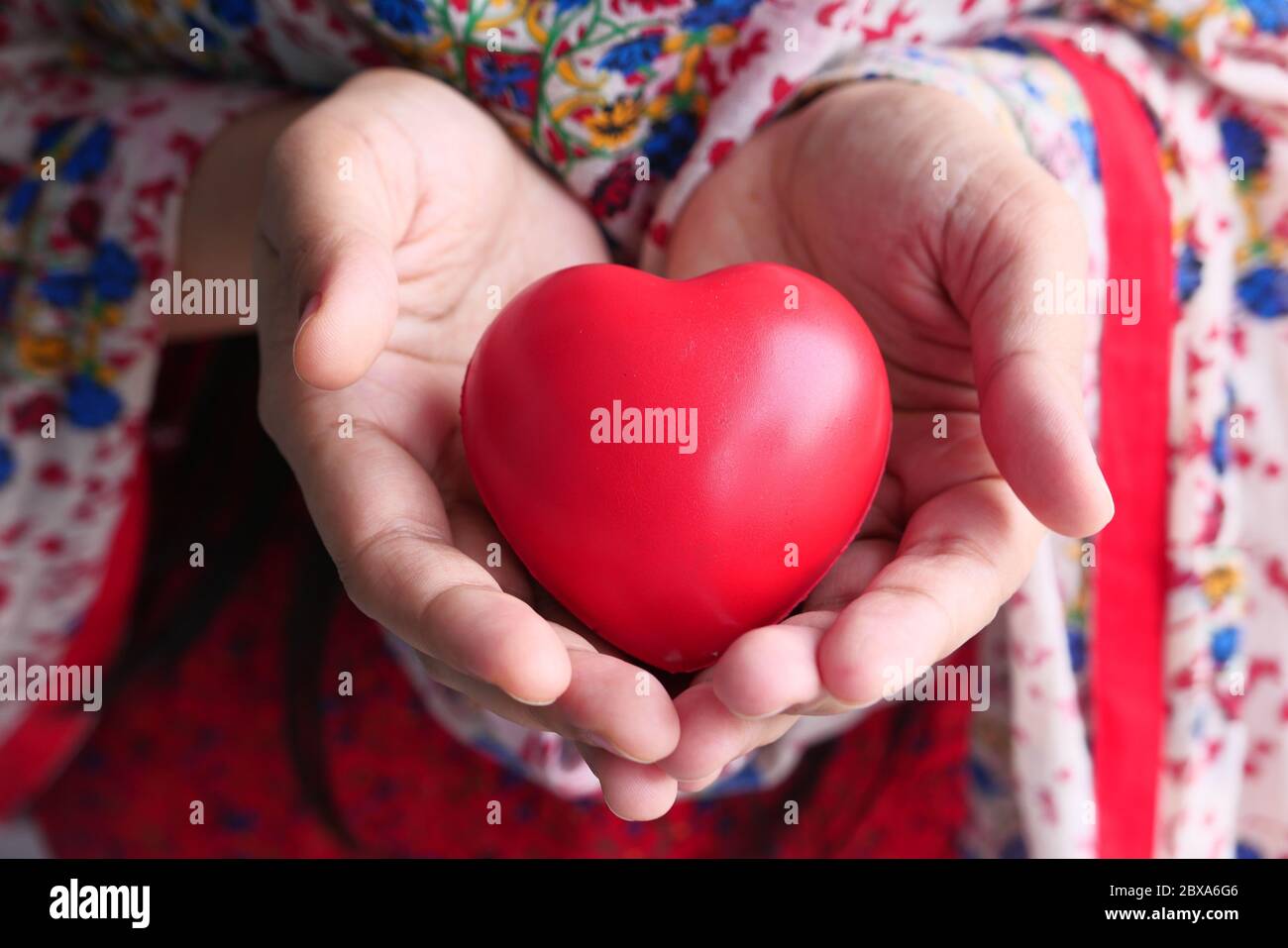 Rotes Herz in Händen, Spenden oder Wohltätigkeitskonzept Stockfoto