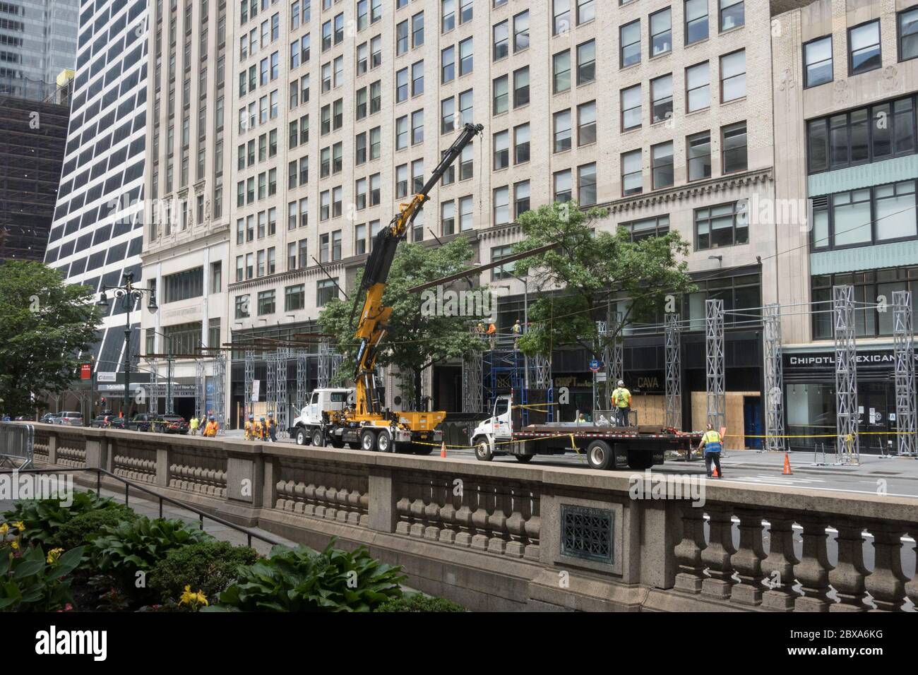 Bau Crew und Kran Aufbau eines Rahmens für eine Bürgersteig-Brücke auf 42nd Street, NYC, USA Stockfoto