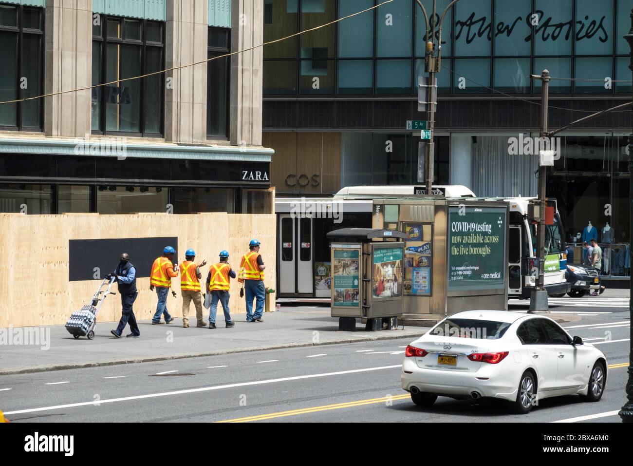 Midtown Manhattan Unternehmen sind alle in Reaktion auf die Plünderungen, Unruhen und Vandalismus, Juni 2020, New York City, USA, verladen Stockfoto