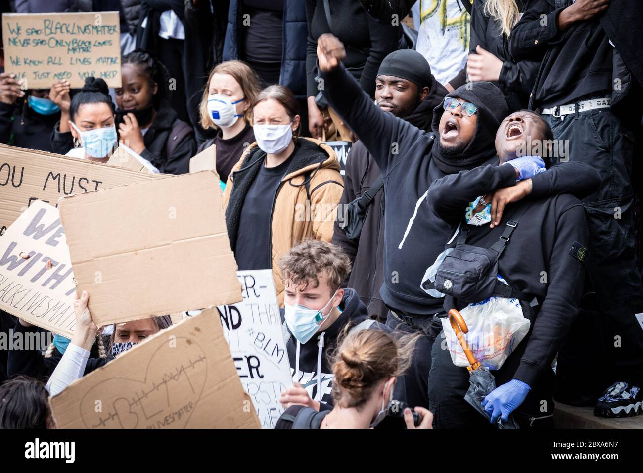 Manchester, Großbritannien. Juni 2020. Ein Protestler, der sich ausgibt, erwürgt zu werden und nicht durchbrechen zu können, nimmt an einem Protest gegen die Polizeibrutalität in Amerika Teil. Kredit: Andy Barton/Alamy Live News Stockfoto