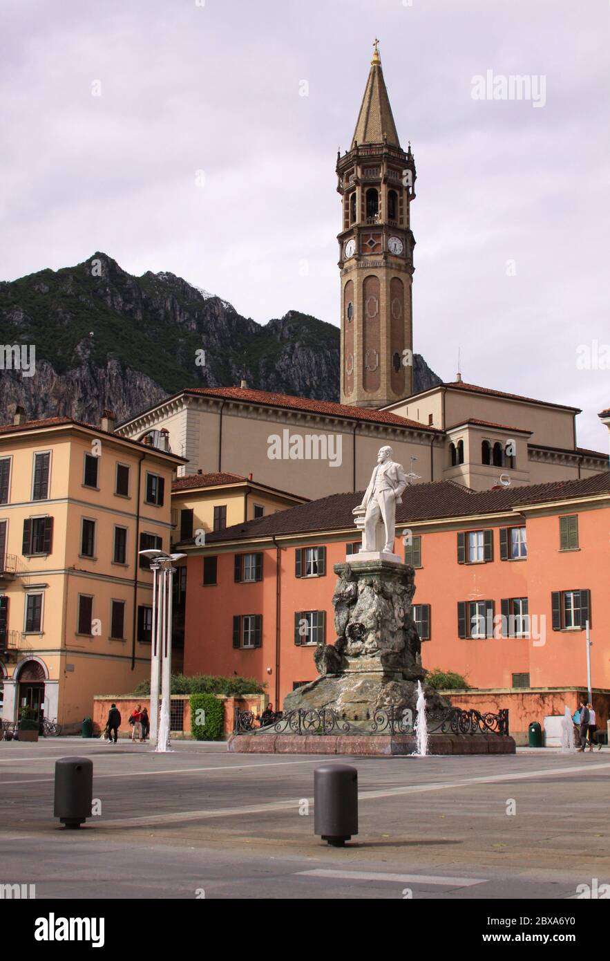 LECCO, ITALIEN - 24. Mai 2013: Piazza Mario Cermentani, in Lecco Stadt am Comer See, Italien, mit Blick auf den Campanile di San Nicolo Turm Stockfoto