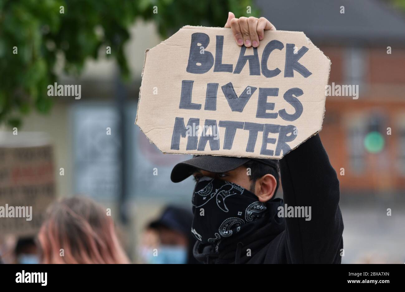 Ein männlicher Protestler bei einer Anti-Rassismus-Kundgebung in Großbritannien hält ein Schild mit der Aufschrift "Black Lives Matter" Stockfoto