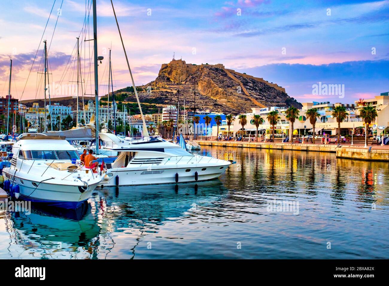 Blick auf den Hafen mit der Burg von Santa Bárbara, Alicante, Spanien Stockfoto