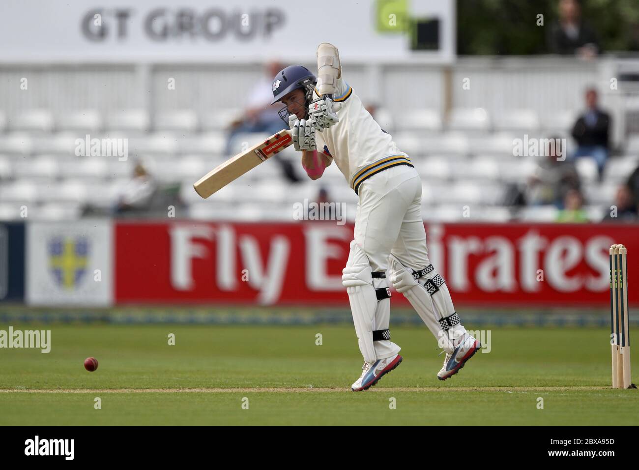 CHESTER LE STREET, ENGLAND - Yorkshire Kane Williamson während des County Championship Matches zwischen Durham und Yorkshire im Emirates Riverside, Chester le Street, County Durham am Sonntag, den 4. Mai 2014. Stockfoto