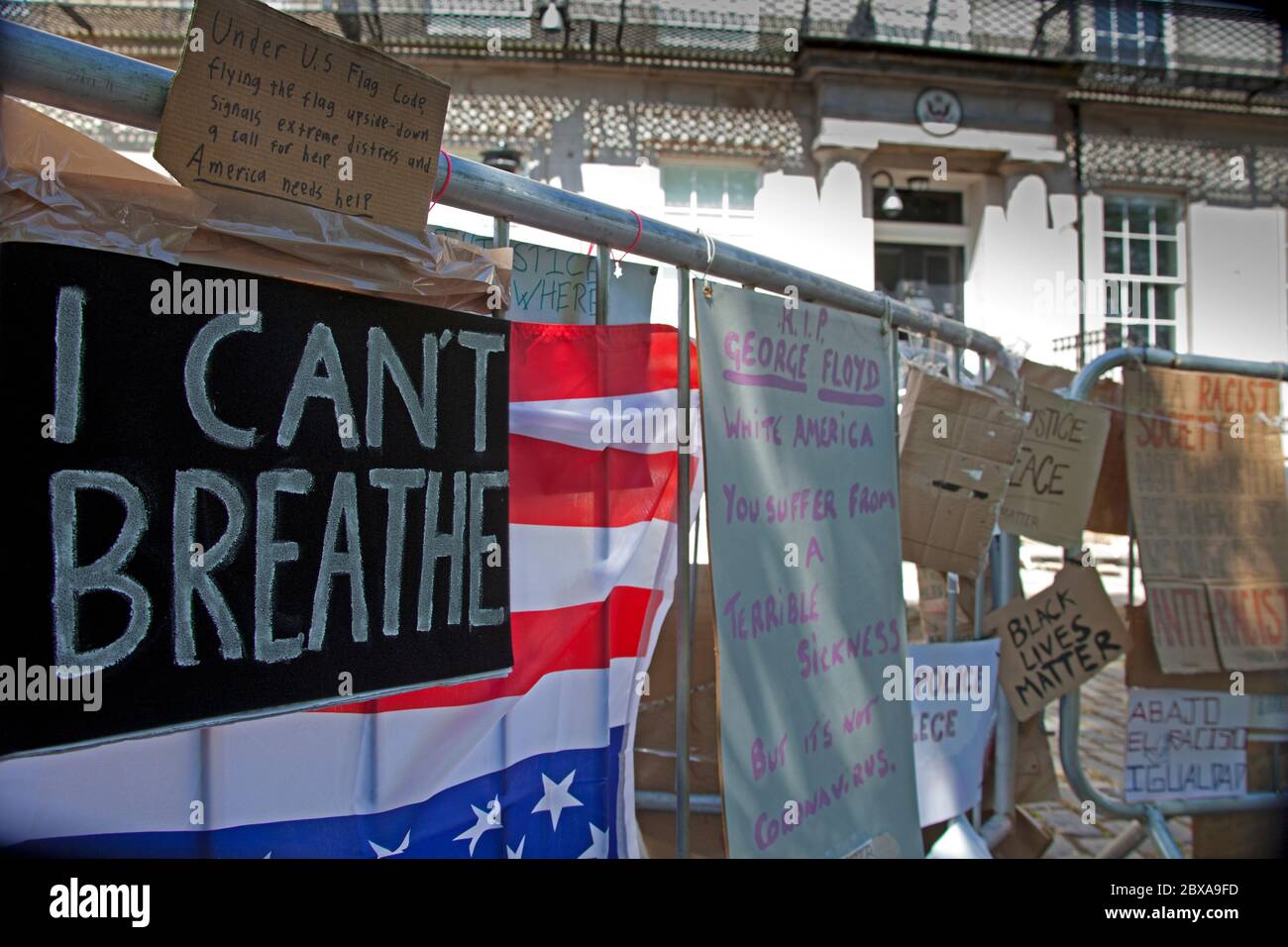 US-Generalkonsulat Edinburgh, Schottland, Großbritannien. Juni 2020. Im Bild: Schilder um den Eingang des Konsulats im Stadtzentrum, vor einer Demo am morgigen Sonntag, den 7. Juni, von einer friedlichen Demonstration im Holyrood Park, die voraussichtlich Tausende von Menschen nach George Floyds Tod in den USA anziehen wird Stockfoto