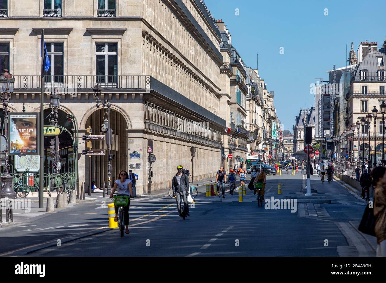 Paris, Frankreich - 29. Mai 2020: Radfahrer fahren auf der leeren Straße (Rue de Rivoli) nach der COVID-19-Pandemie-Sperre in Paris Stockfoto
