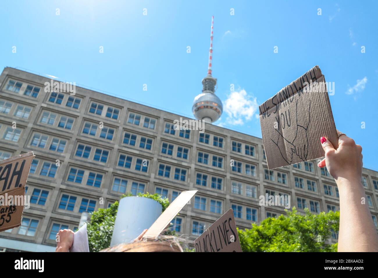 "Wir stehen mit euch" Solidaritätsschild bei einem Black Lives Matter Protest nach dem Tod von George Floyd am Alexanderplatz Berlin. Stockfoto