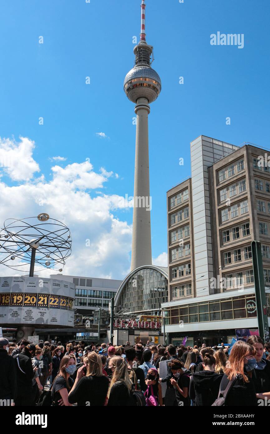 Massen von Demonstranten mit Anti-Rassismus-Plakaten auf Black Lives Matter Protest auf dem Alexanderplatz Berlin, Deutschland, nach dem Tod von George Floyd. Stockfoto