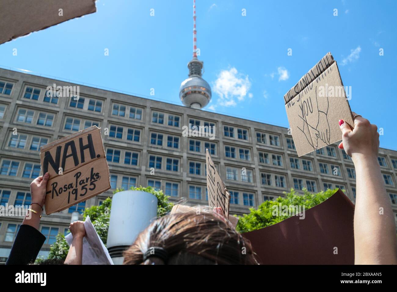 Massen von Demonstranten mit Anti-Rassismus-Plakaten auf Black Lives Matter Protest auf dem Alexanderplatz Berlin, Deutschland, nach dem Tod von George Floyd. Stockfoto