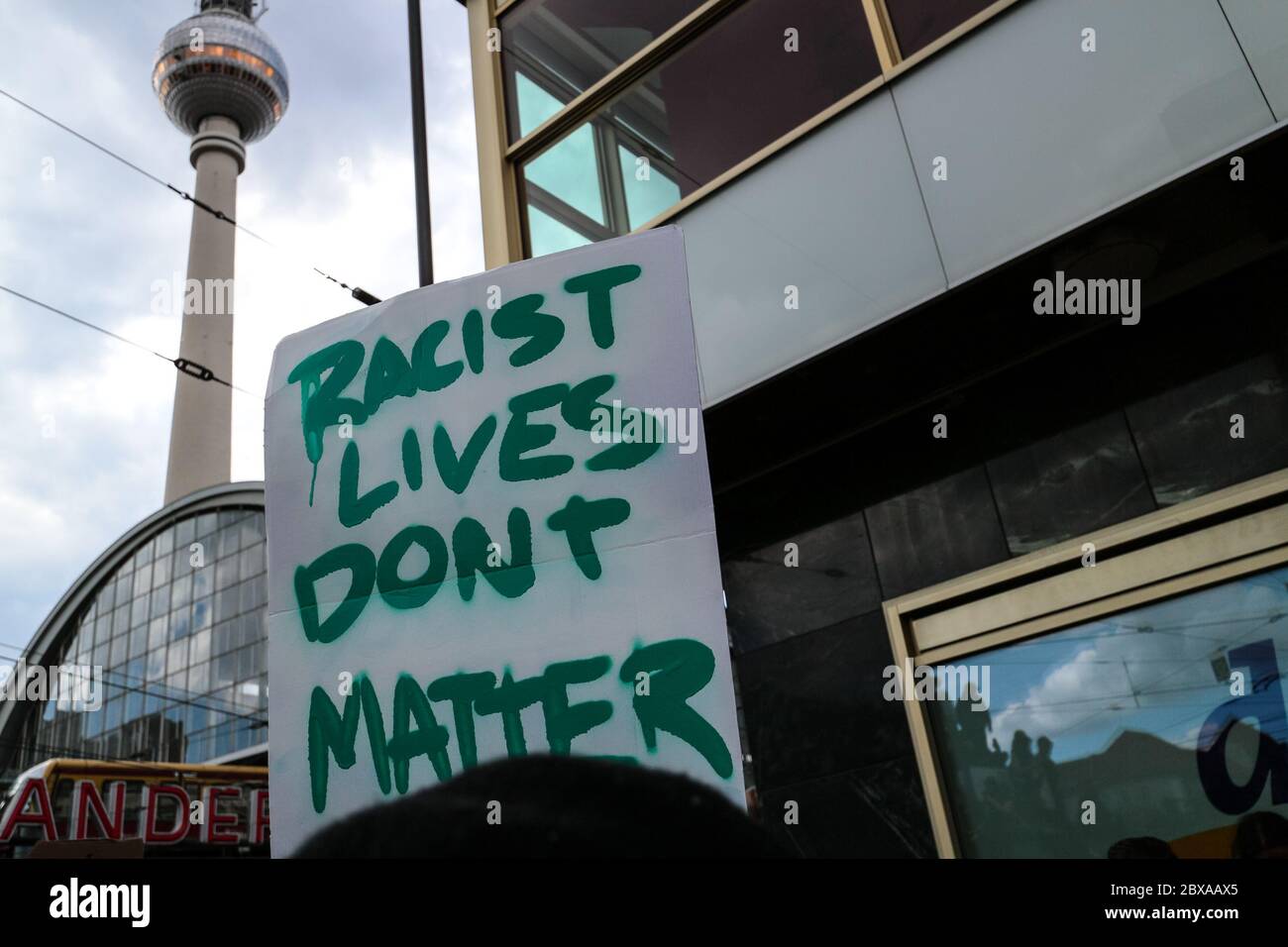 "Rassistische Leben sind egal"-Schild bei einem Black Lives Matter-Protest nach dem Tod von George Floyd am Alexanderplatz Berlin. Stockfoto