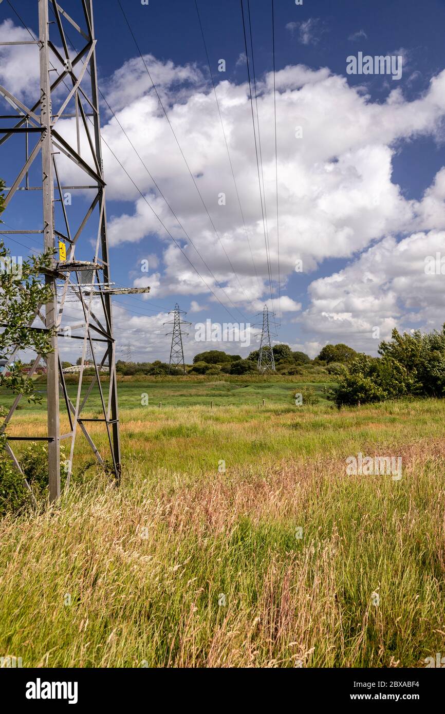 Strommasten, Deeside, North Wales Stockfoto