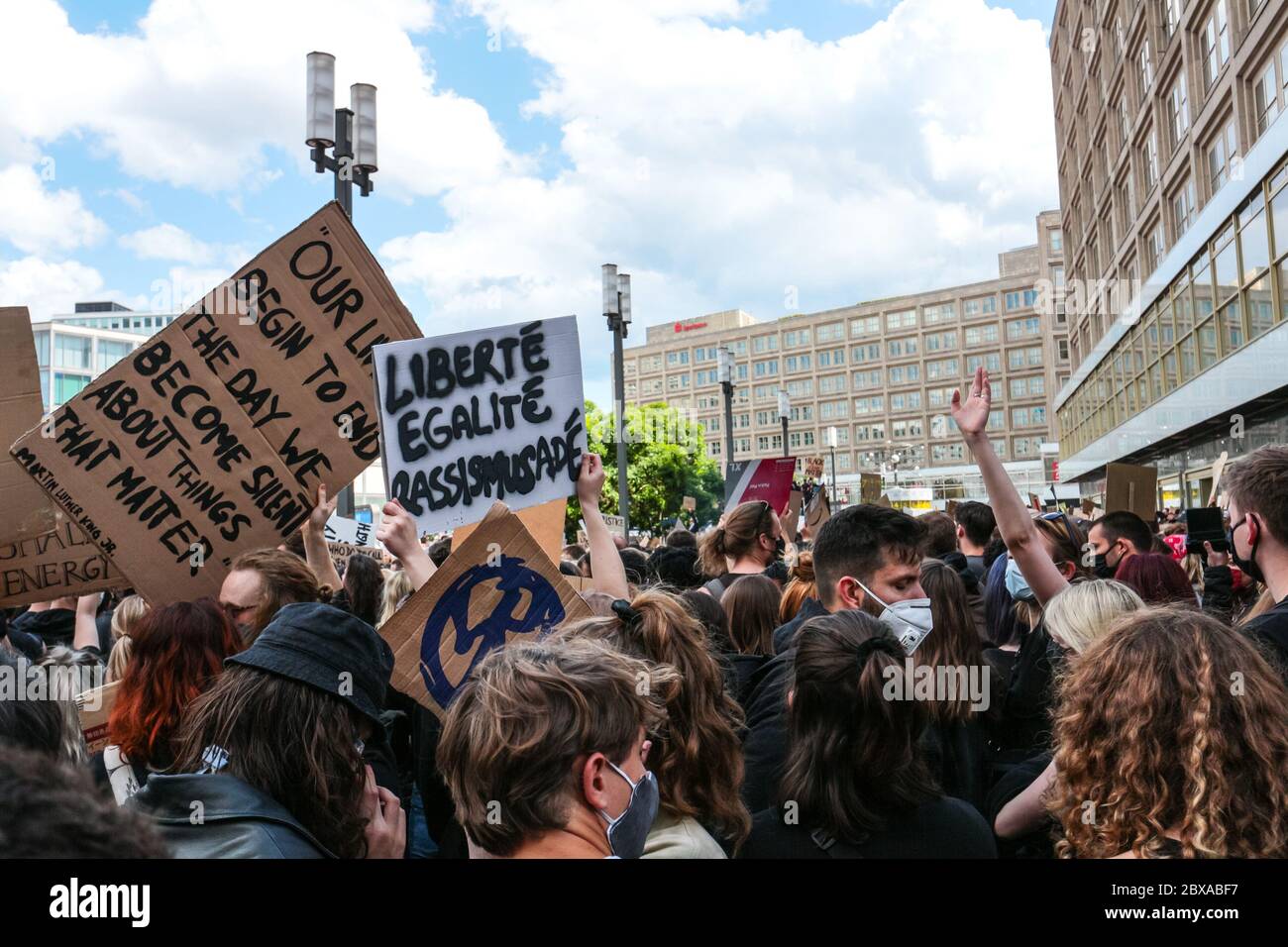 "Liberté egalité rassismusadé" (französische Freiheit, Gleichheit und deutscher Rassismus auf Wiedersehen) bei einem Protest von Black Lives Matter auf dem Alexanderplatz. Stockfoto