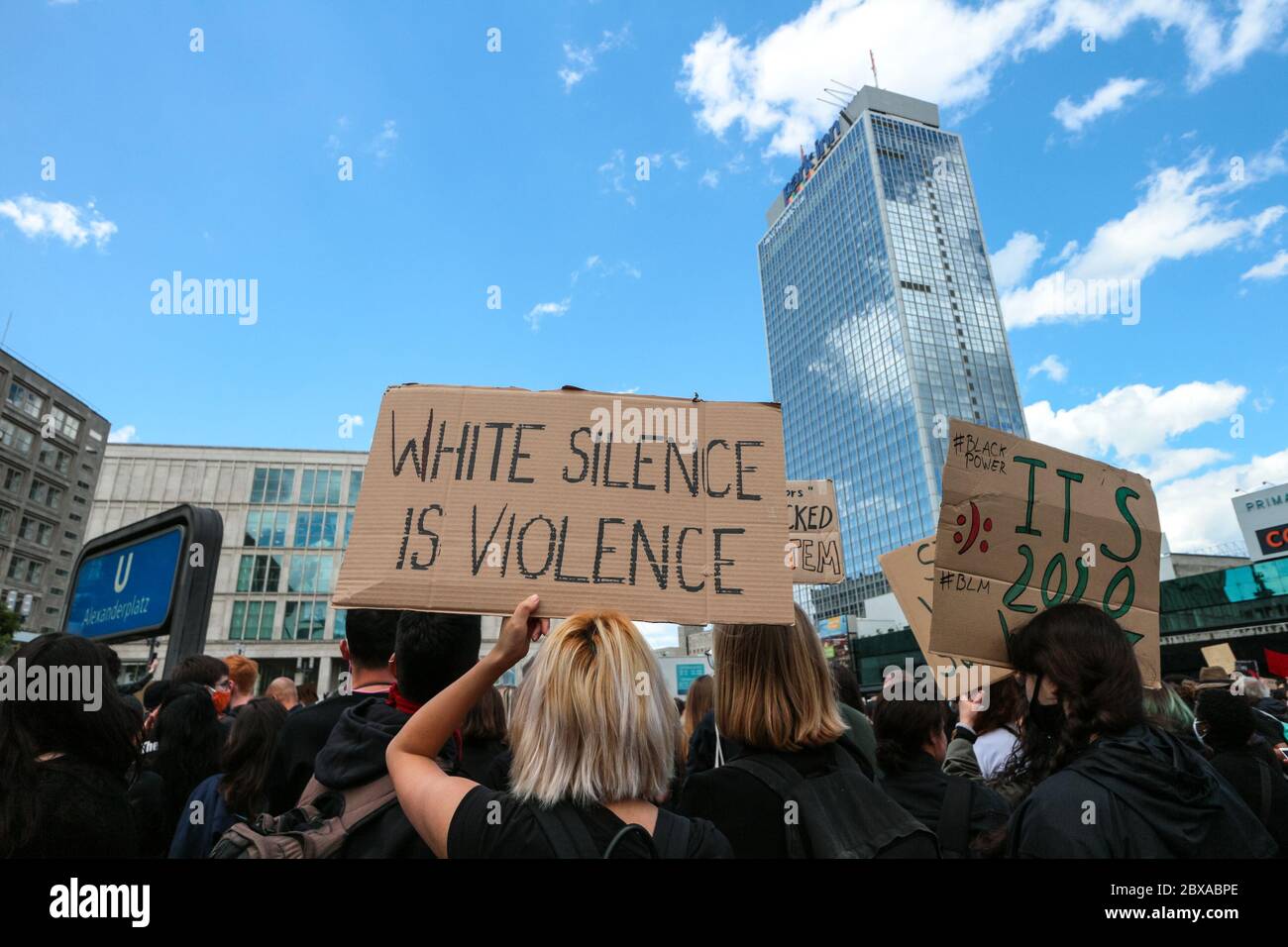 "Weißes Schweigen ist Gewalt"-Schild bei einem Black Lives Matter-Protest nach dem Tod von George Floyd am Alexanderplatz Berlin. Stockfoto