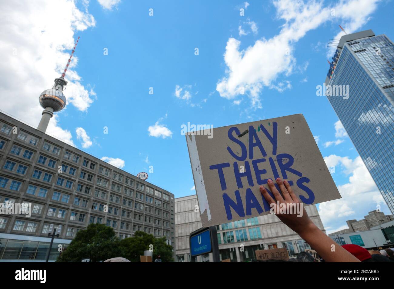 Der Protestierende trägt ein Schild "Say their names" bei einem Protest gegen Black Lives Matter nach dem Tod von George Floyd am Alexanderplatz in Berlin. Stockfoto