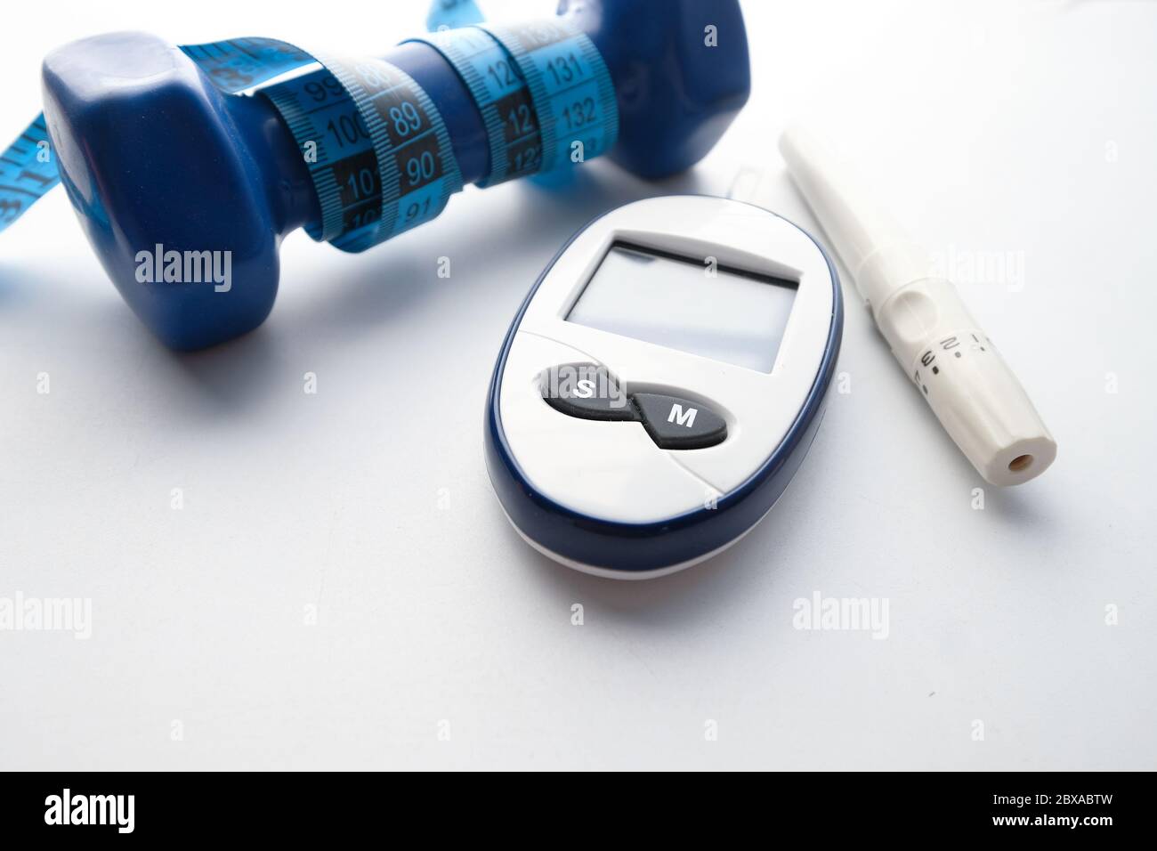 Blutzuckermesskits für Diabetes auf weißem Hintergrund Stockfoto
