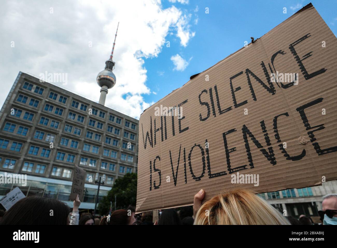"Weißes Schweigen ist Gewalt"-Schild bei einem Black Lives Matter-Protest nach dem Tod von George Floyd am Alexanderplatz Berlin. Stockfoto