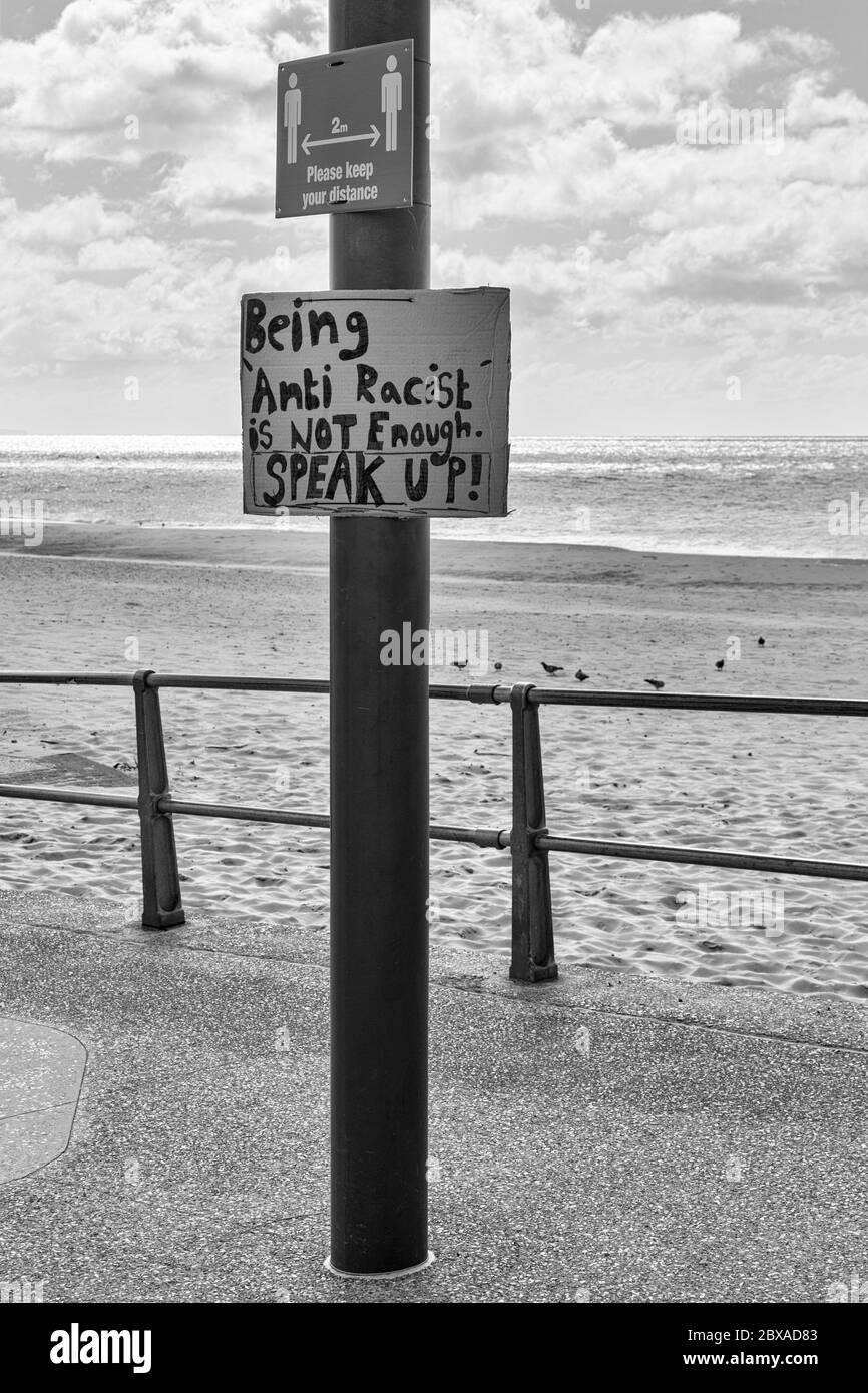 Anti-Rassist zu sein ist nicht genug. Melden Sie sich für Black Lives Matter, BLM, Anti-Rassismus-Protest in Bournemouth, Dorset UK im Juni Stockfoto
