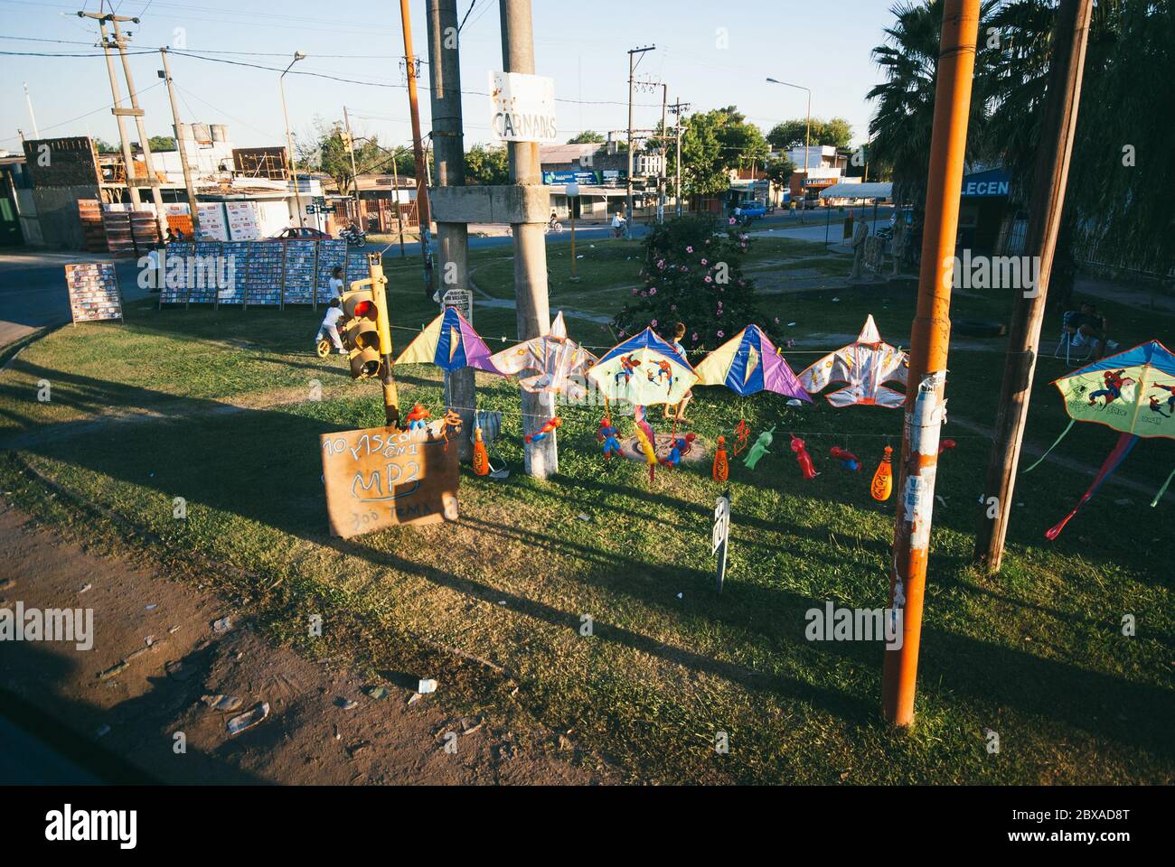 IGUAZU,ARGENTINA-APRIL,3,2008: Drachen werden in der Straße in der Nähe der stadt iguazu im Norden argentiniens verkauft Stockfoto
