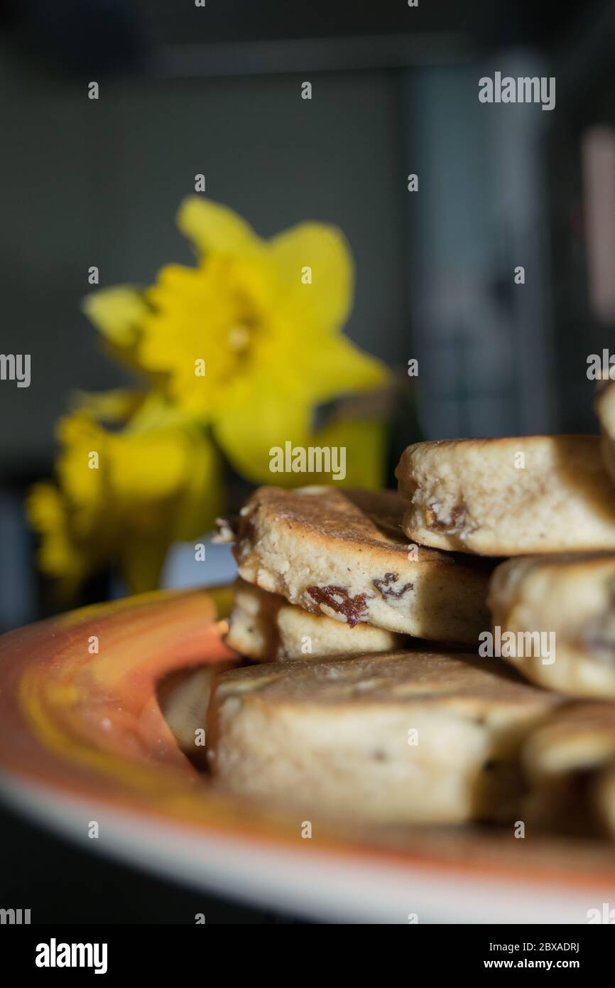 St. David's Day Welshcakes und Narzissen Stockfoto