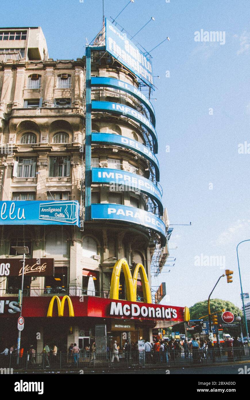 BUENOS AIRES, ARGENTINIEN-MÄRZ 11: Blick auf den mcdonald in der avenida nueve de julio mit Menschenhandel auf der Straße am 11. märz 2008 in Buen Stockfoto