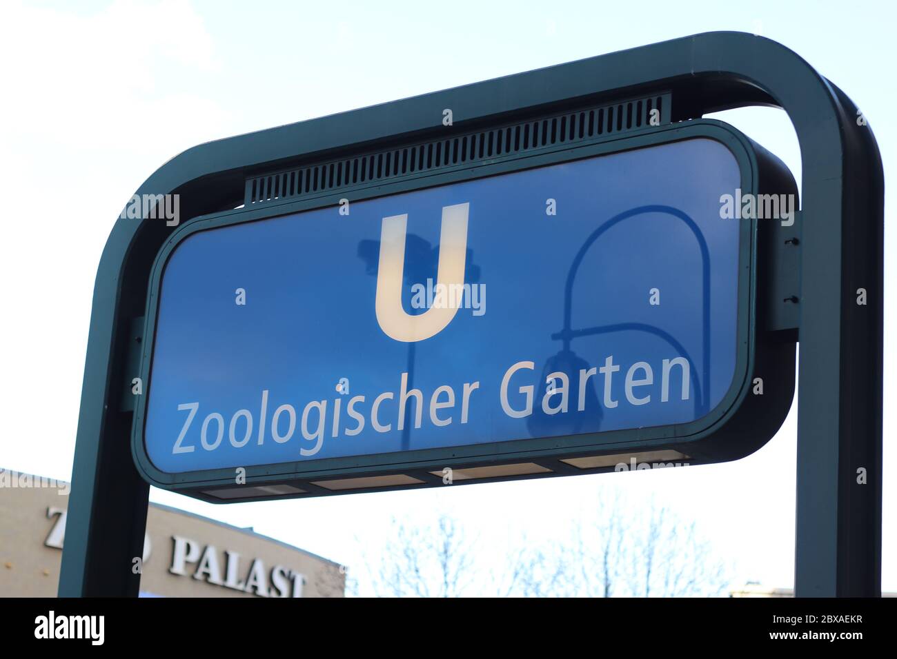 Berlin, Deutschland - 12. Februar 2020: Eingang Zur U-Bahn-Station Zoologischer Garten In Berlin Stockfoto