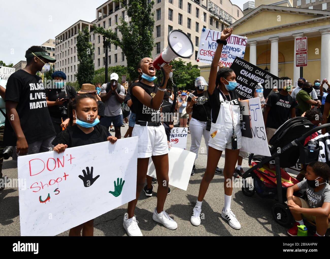 Washington, Usa. Juni 2020. Protestierende versammeln sich in der historischen St. John's Episcopal Church, wo US- und Militärpolizei Demonstranten am 1. Juni bei einer Kundgebung gegen Rassismus und Polizeigewalt in Washington, DC, am Samstag, den 6. Juni 2020, aus dem Lafayette Square vertrieben haben, kurz vor einem Trump-Präsidentenfoto mit einer Bibel. Tausende von Demonstranten in DC und in der ganzen Nation gingen auf die Straßen und forderten Gerechtigkeit für den Tod von George Floyd, der letzte Woche in Minneapolis starb, nachdem ein Polizist für mehr als acht Minuten auf seinem Hals kniete. Quelle: UPI/Alamy Live News Stockfoto