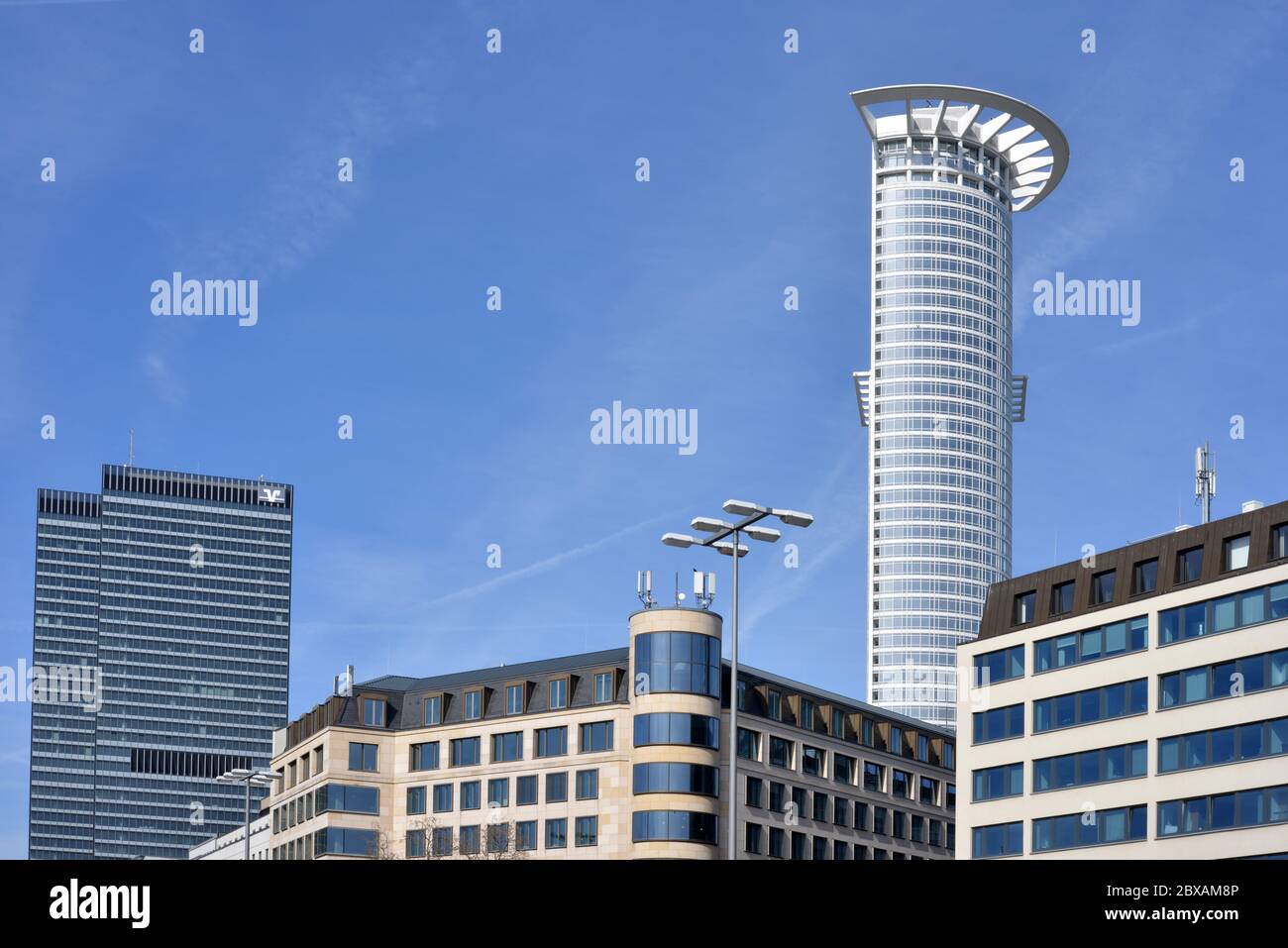 Frankfurt Main, Deutschland 03-15-2020 Wolkenkratzer in der Innenstadt und Architektur mit blauem Himmel, Hauptgebäude der DZ Bank Stockfoto