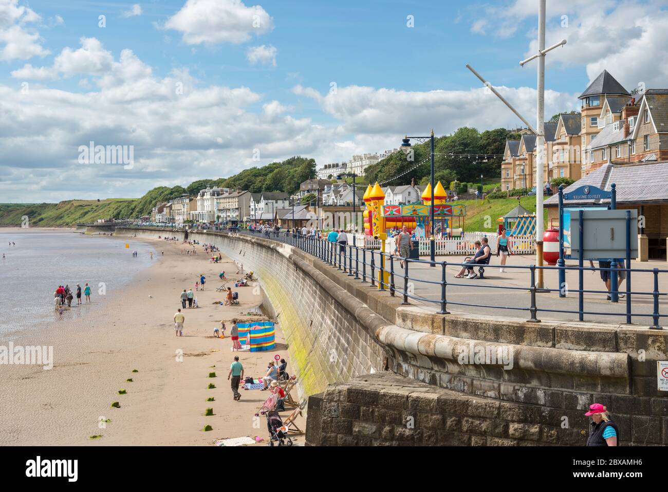 Die Promenade, der Strand und die Bucht von Filey, einem traditionellen britischen Badeort in North Yorkshire Stockfoto