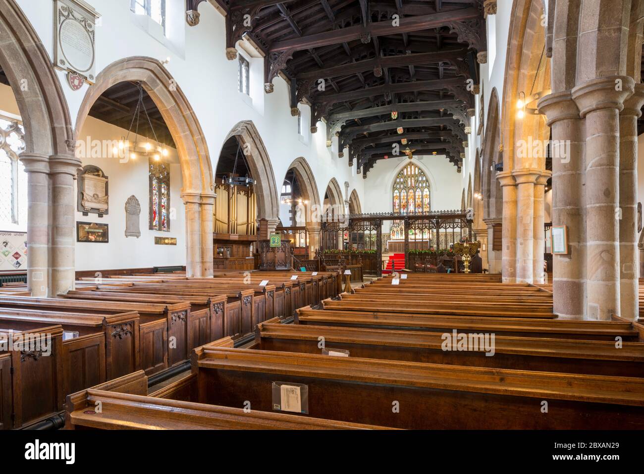 Innenansicht des Kirchenschiffs und des Heiligtums der Holy Trinity Pfarrkirche in Skipton, North Yorkshire Stockfoto