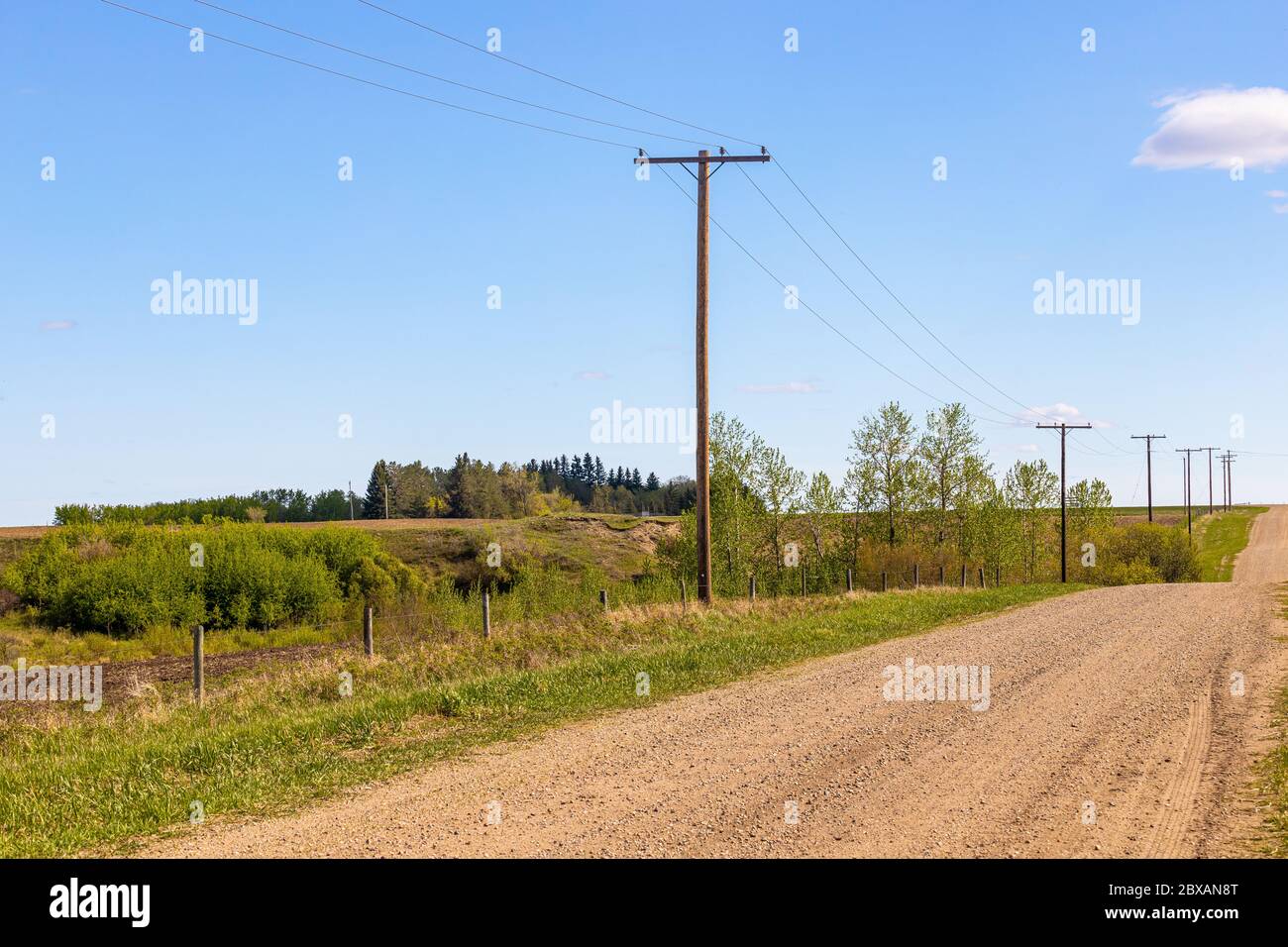 Alte Bauernhäuser und Scheunen, die in den Prärien von Saskatchewan gefunden wurden, die von den ersten Siedlern benutzt wurden und seit über 50 Jahren aufgegeben wurden. Stockfoto