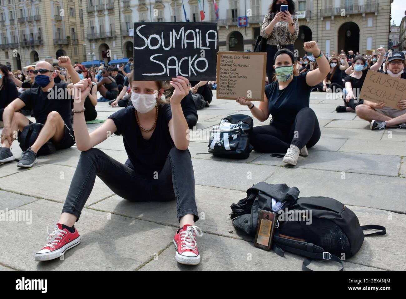 Turin, Italien. Juni 2020. Manifest espone cartello with il nome id una persona uccisa per razzismo during 'I can't breathe' - Flash Mob per la morte di George Floyd, Nachrichten in Turin, Italien, Juni 06 2020 Quelle: Independent Photo Agency/Alamy Live News Stockfoto