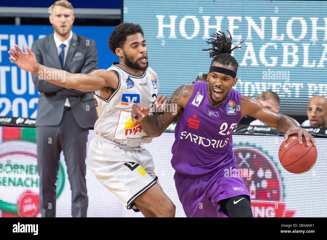 München, Deutschland. Juni 2020. Basketball: Bundesliga-Finalturnier, BG  Göttingen - Hakro Merlins Crailsheim, Vorrunde, Gruppe A, 1. Spieltag im  Audi Dome. Javontae Hawkins aus Crailsheim (l) versucht Terry Allen aus  Göttingen zu blockieren.