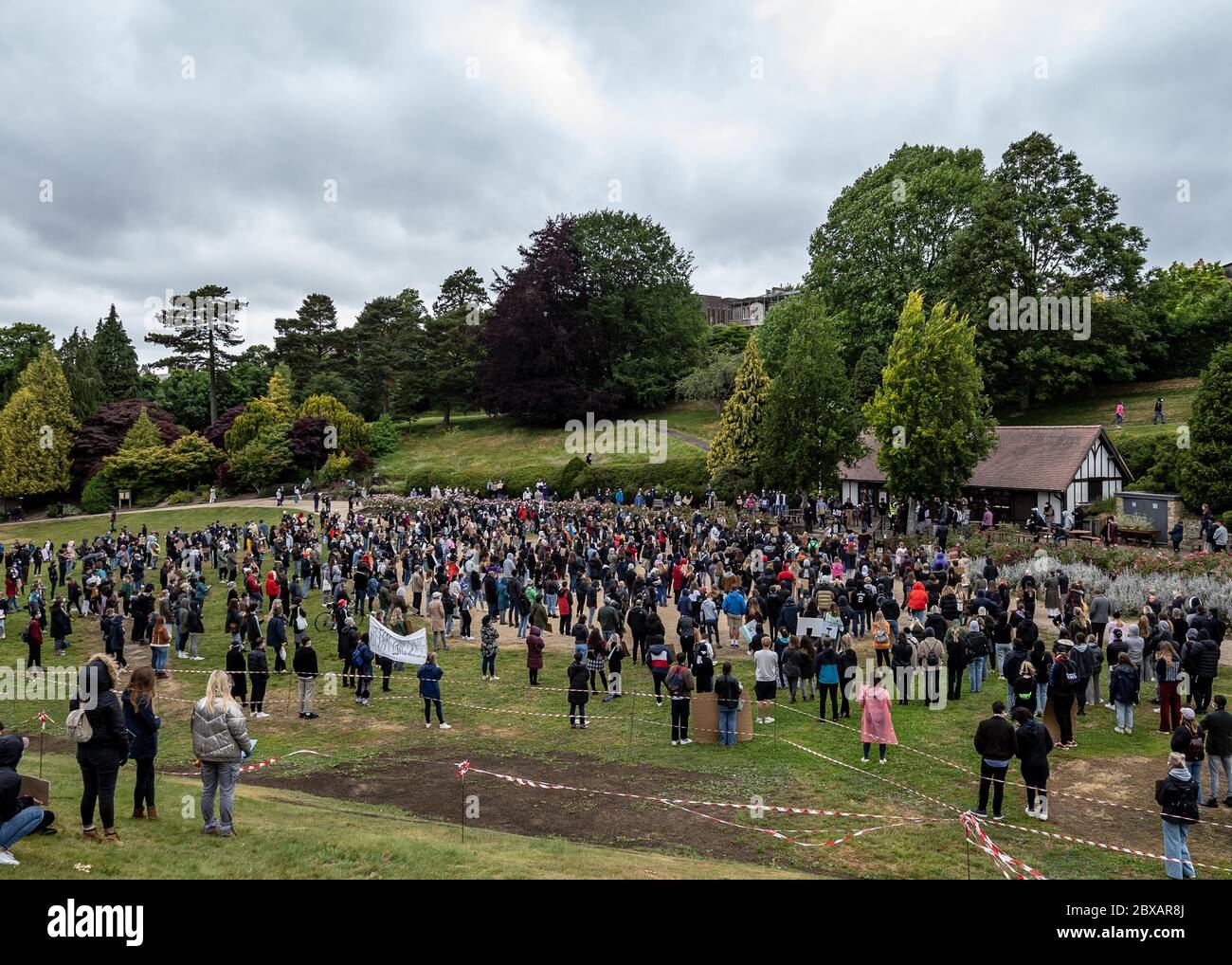 Tunbridge Wells, Großbritannien. Juni 2020. Schwarze Leben sind wichtig friedliche Proteste finden in Tunbridge Wells, Kent, England nach der Ermordung eines unbewaffneten Schwarzen in Amerika statt. Demonstranten marschieren hinunter zum Calverley-Gelände, wo ein ‘Kniel für George Floyd' stattfindet. George Floyd ein 46 Jahre alter schwarzer Mann, der am 25. Mai 2020 in Polizeigewahrsam in der US-Stadt Minneapolis starb, nachdem er wegen angeblicher Verwendung einer gefälschten 0 Notiz verhaftet wurde. Foto von Liam McAvoy. Kredit: Prime Media Images/Alamy Live News Stockfoto