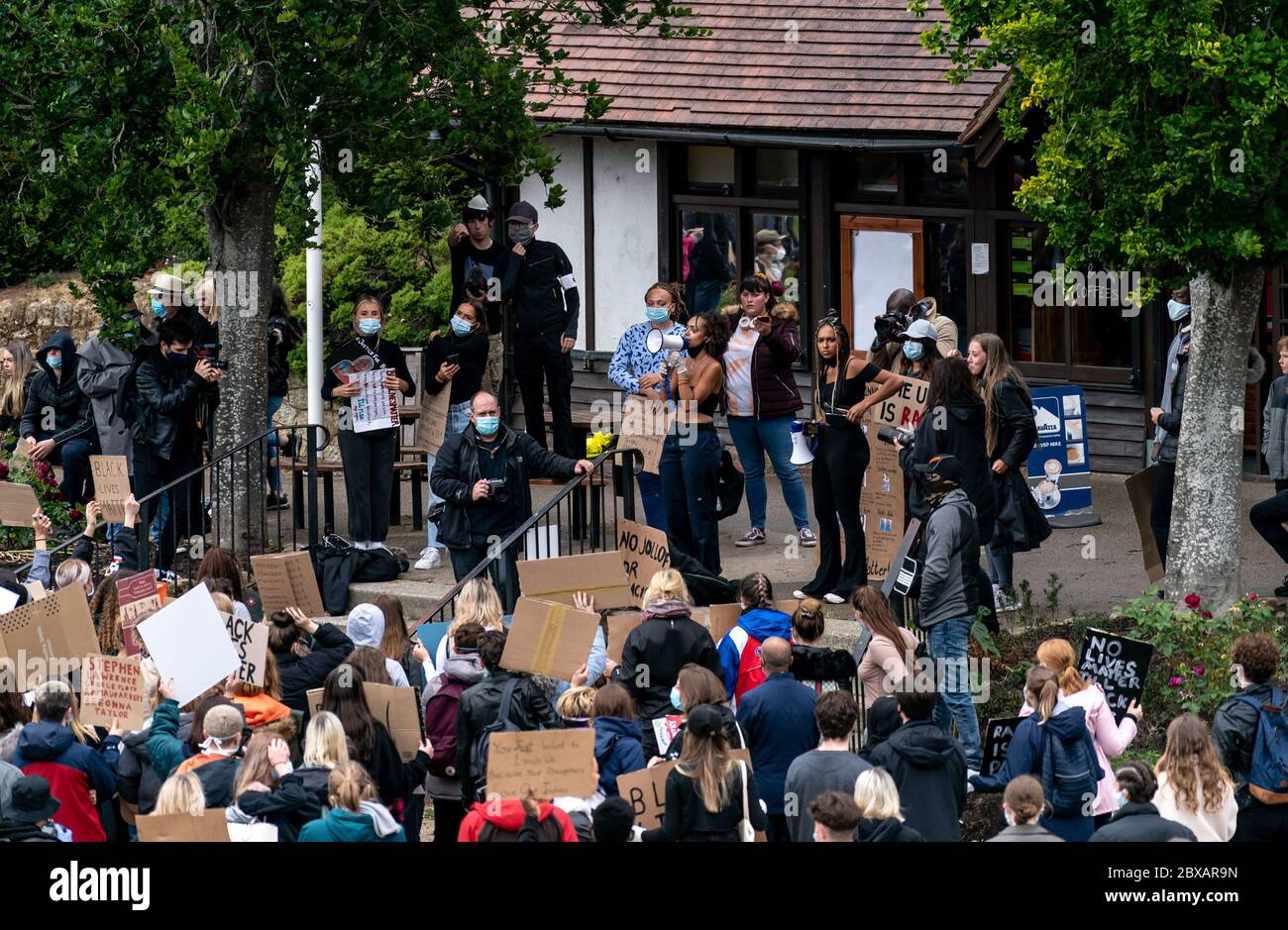 Tunbridge Wells, England - 06.06.2020 . Schwarze Leben sind wichtig friedliche Proteste finden in Tunbridge Wells, Kent, England nach der Ermordung eines unbewaffneten Schwarzen in Amerika statt. Demonstranten marschieren ‘Calverley Gelände hinunter, wo ein „Kniel für George Floyd“ stattfindet. George Floyd ein 46 Jahre alter schwarzer Mann, der am 25. Mai 2020 in Polizeigewahrsam in der US-Stadt Minneapolis starb, nachdem er wegen angeblicher Verwendung einer gefälschten 0 Notiz verhaftet wurde. Foto von Liam McAvoy. Stockfoto