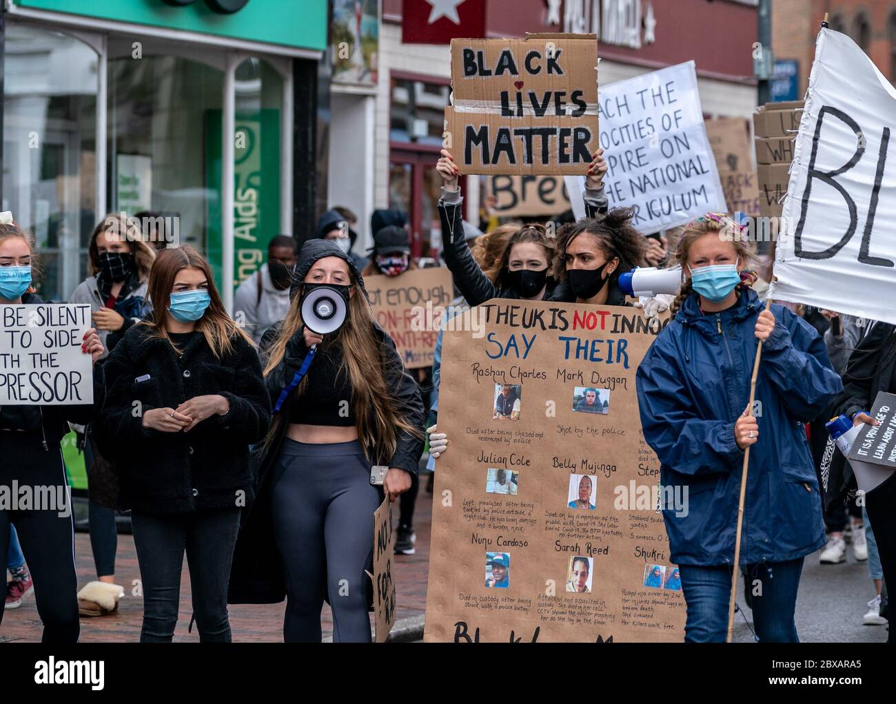 Tunbridge Wells, Großbritannien. Juni 2020. Schwarze Leben sind wichtig friedliche Proteste finden in Tunbridge Wells, Kent, England nach der Ermordung eines unbewaffneten Schwarzen in Amerika statt. George Floyd ein 46 Jahre alter schwarzer Mann, der am 25. Mai 2020 in Polizeigewahrsam in der US-Stadt Minneapolis starb, nachdem er wegen angeblicher Verwendung einer gefälschten 0 Notiz verhaftet wurde. Foto von Liam McAvoy. Kredit: Prime Media Images/Alamy Live News Stockfoto