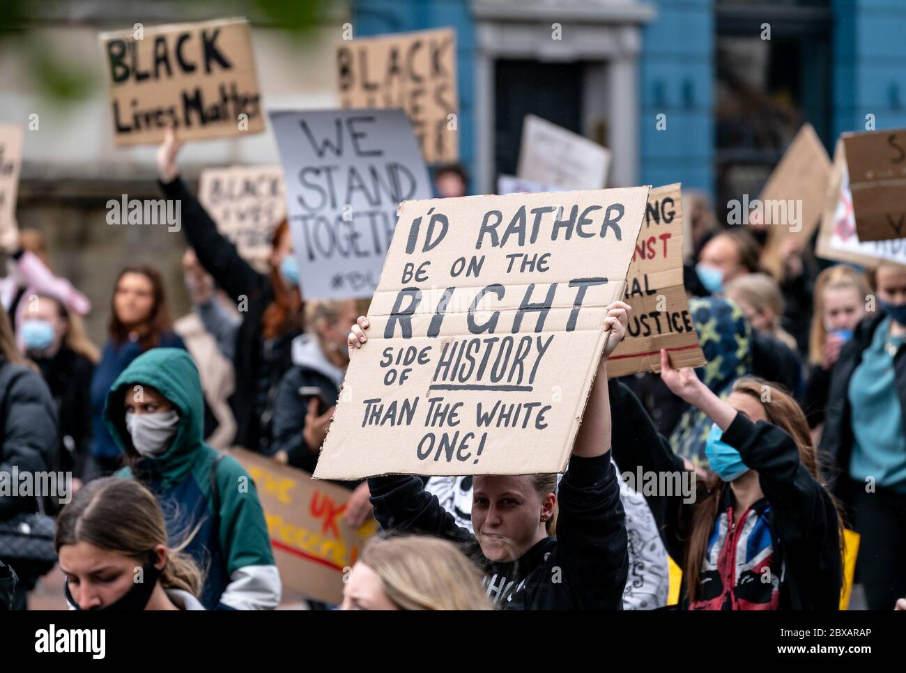 Tunbridge Wells, Großbritannien. Juni 2020. Schwarze Leben sind wichtig friedliche Proteste finden in Tunbridge Wells, Kent, England nach der Ermordung eines unbewaffneten Schwarzen in Amerika statt. George Floyd ein 46 Jahre alter schwarzer Mann, der am 25. Mai 2020 in Polizeigewahrsam in der US-Stadt Minneapolis starb, nachdem er wegen angeblicher Verwendung einer gefälschten 0 Notiz verhaftet wurde. Foto von Liam McAvoy. Kredit: Prime Media Images/Alamy Live News Stockfoto