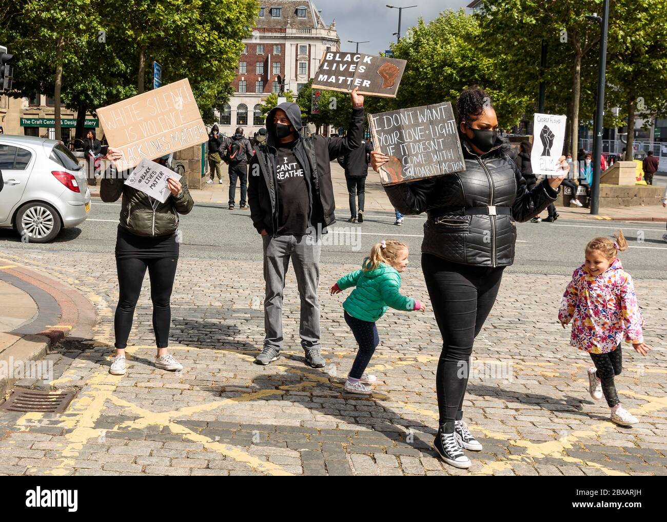 Großbritannien Schwarze Leben Materie Protestierenden mit Kindern spielen. Samstag, 6. Juni 2020, Leeds, West Yorkshire, England. Hunderte von Menschen versammeln sich vor dem Rathaus der Stadt, um gegen Rassismus und Gewalt gegen BAME-Personen zu protestieren, nachdem George Floyd in den USA gestorben ist. ©Ian Wray/Alamy Stockfoto