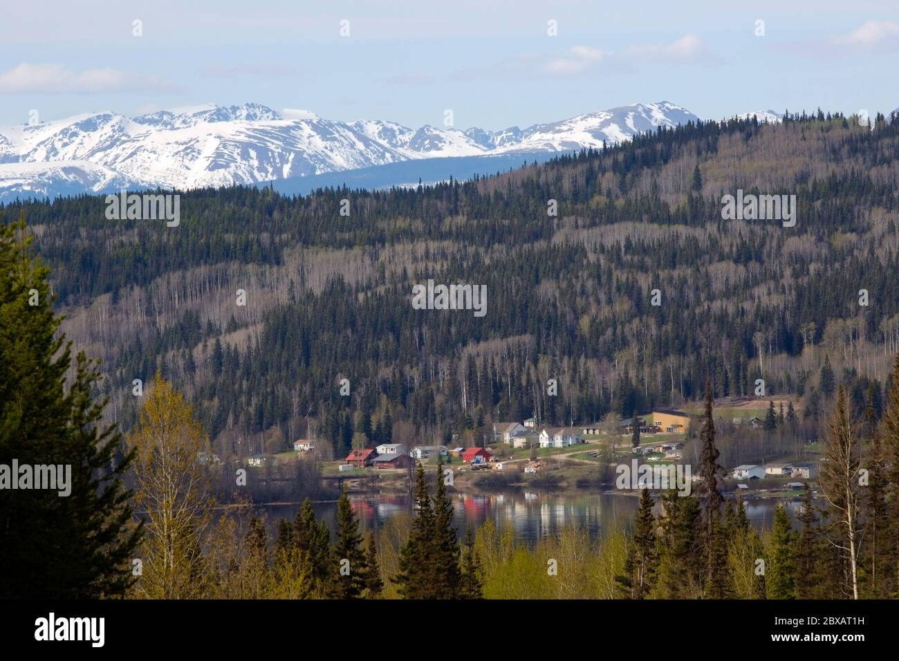 Landschaftlich schöne Aussicht im frühen Frühling mit dem Dorf der Babine-Lake First Nation, Nord-BC. Kanada. Stockfoto