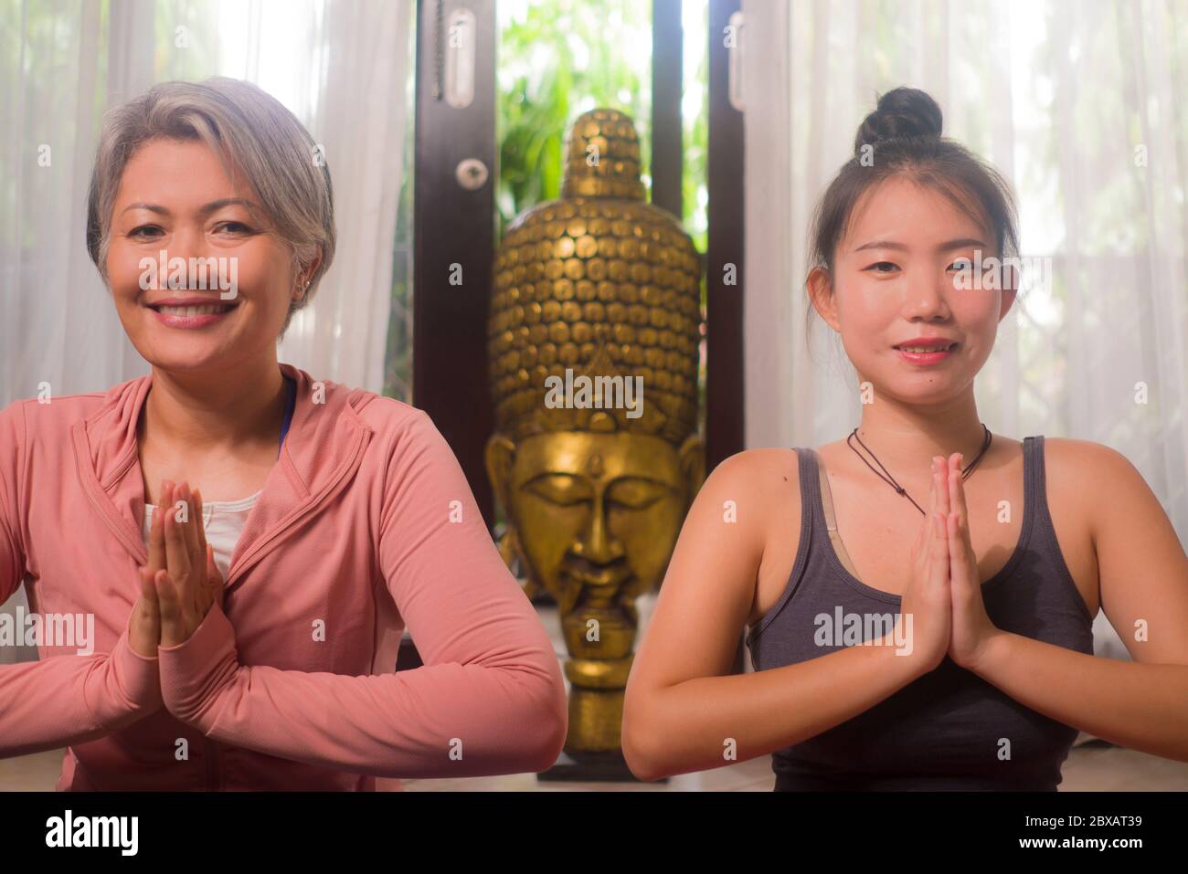 Zwei Kerle benutzen ein asiatisches Mädchen Zwei Kerle benutzen ein asiatisches Mädchen