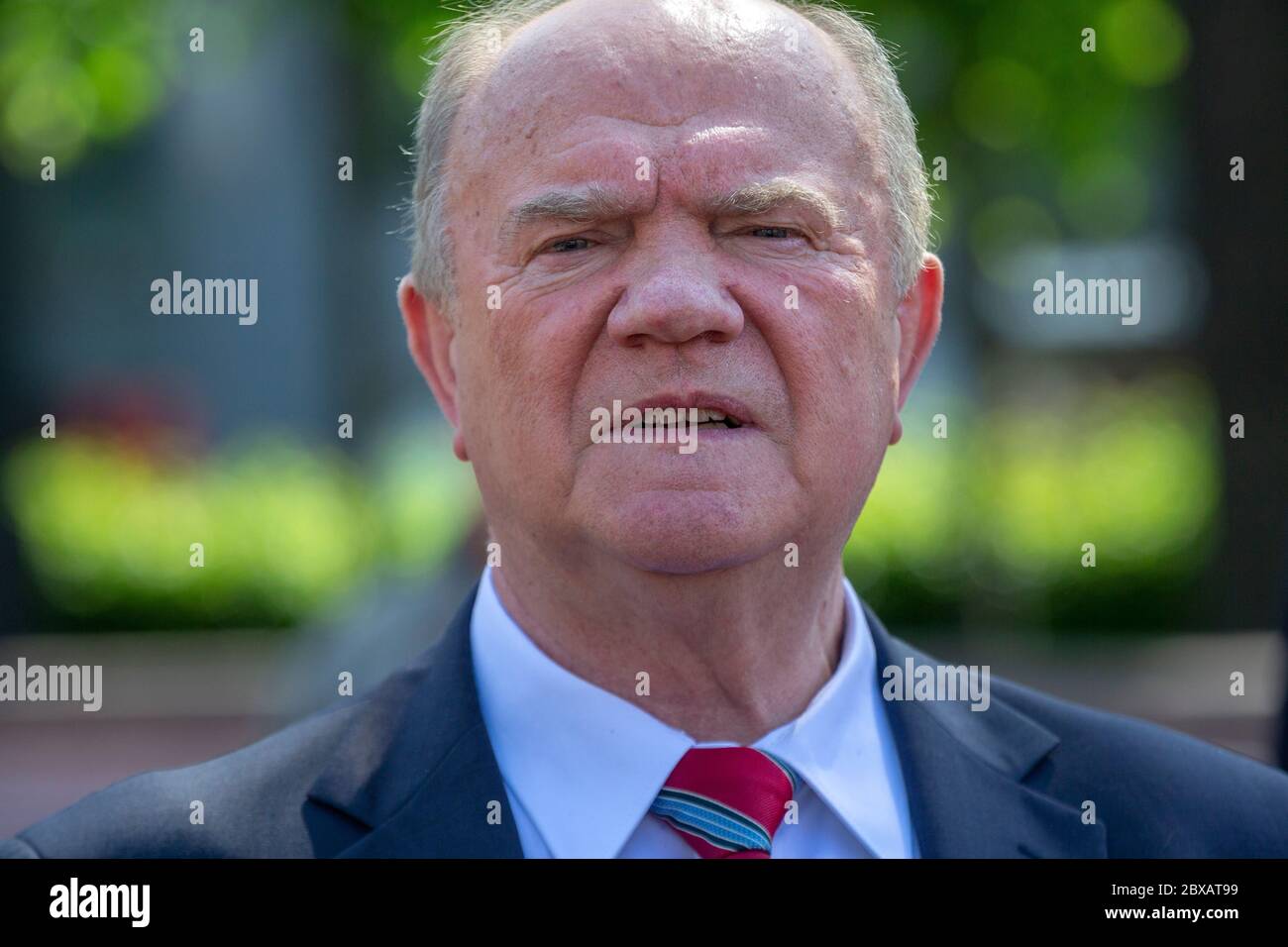 Moskau, Russland. 6. Juni 2020 der Führer der russischen Kommunistischen Partei Gennadi Sjuganov nahm an der Aktion Blumen auf dem russischen Dichter Alexandre Puschkin Denkmal in Moskau, Russland Stockfoto