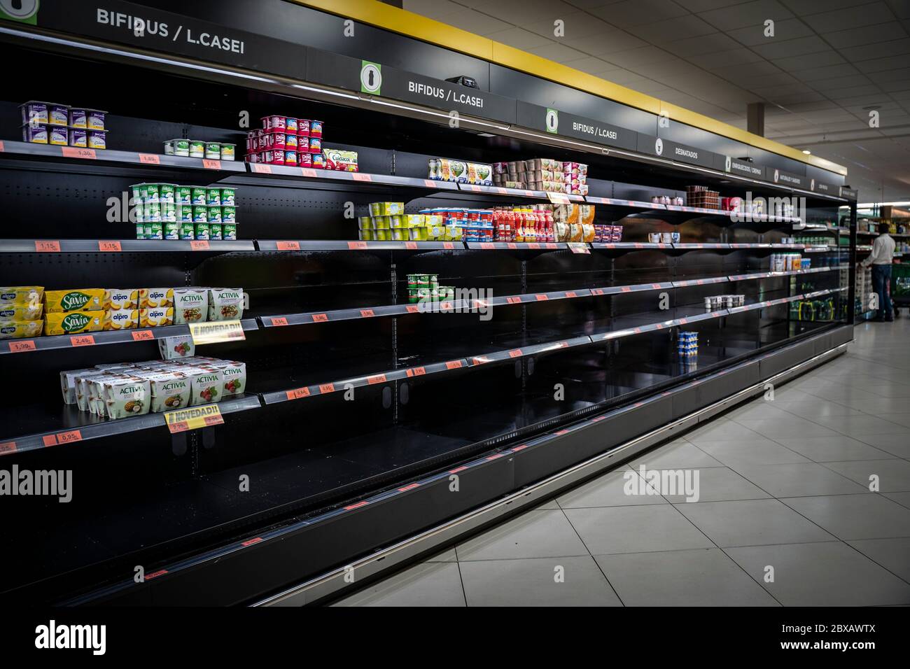 COVID-19. Leerer Supermarkt wegen Panikkauf. Mangel an Lebensmitteln und Grundversorgung in den Regalen. Malaga, Spanien - 12. März 2020. Stockfoto