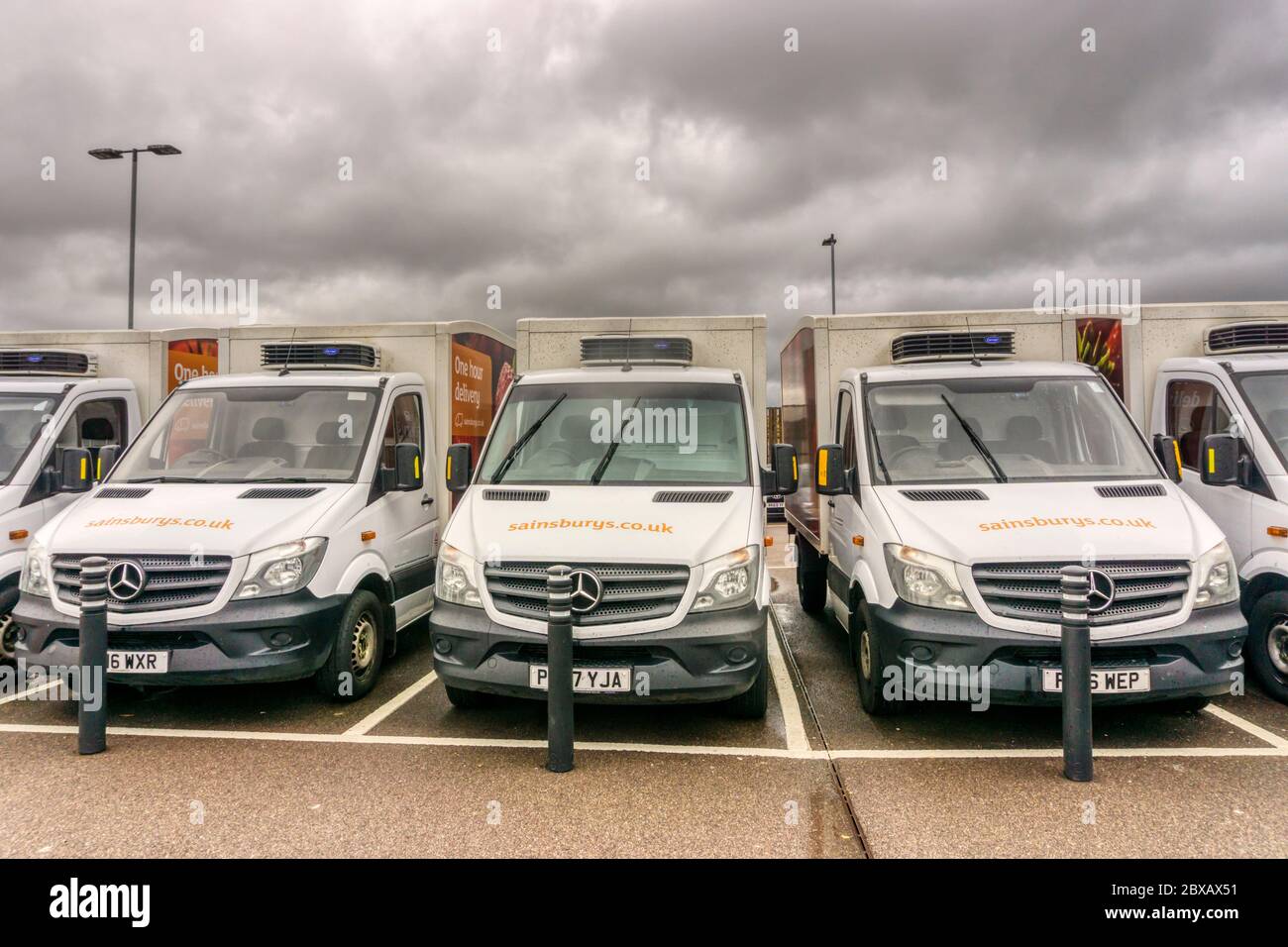 Sainsbury's Lieferwagen standen vor dem Supermarkt in King's Lynn, Norfolk. Stockfoto