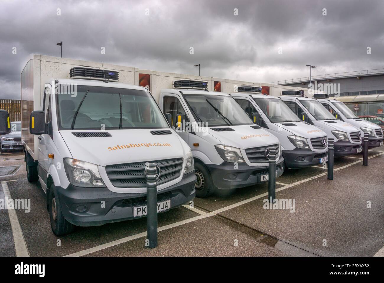 Sainsbury's Lieferwagen standen vor dem Supermarkt in King's Lynn, Norfolk. Stockfoto