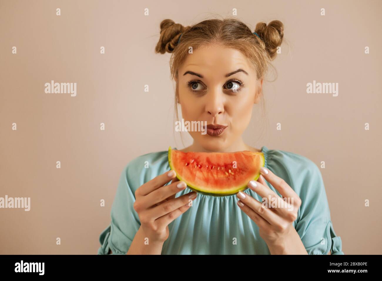 Portrait von glücklichen niedlichen Frau genießt essen Wassermelone.Toned Bild. Stockfoto