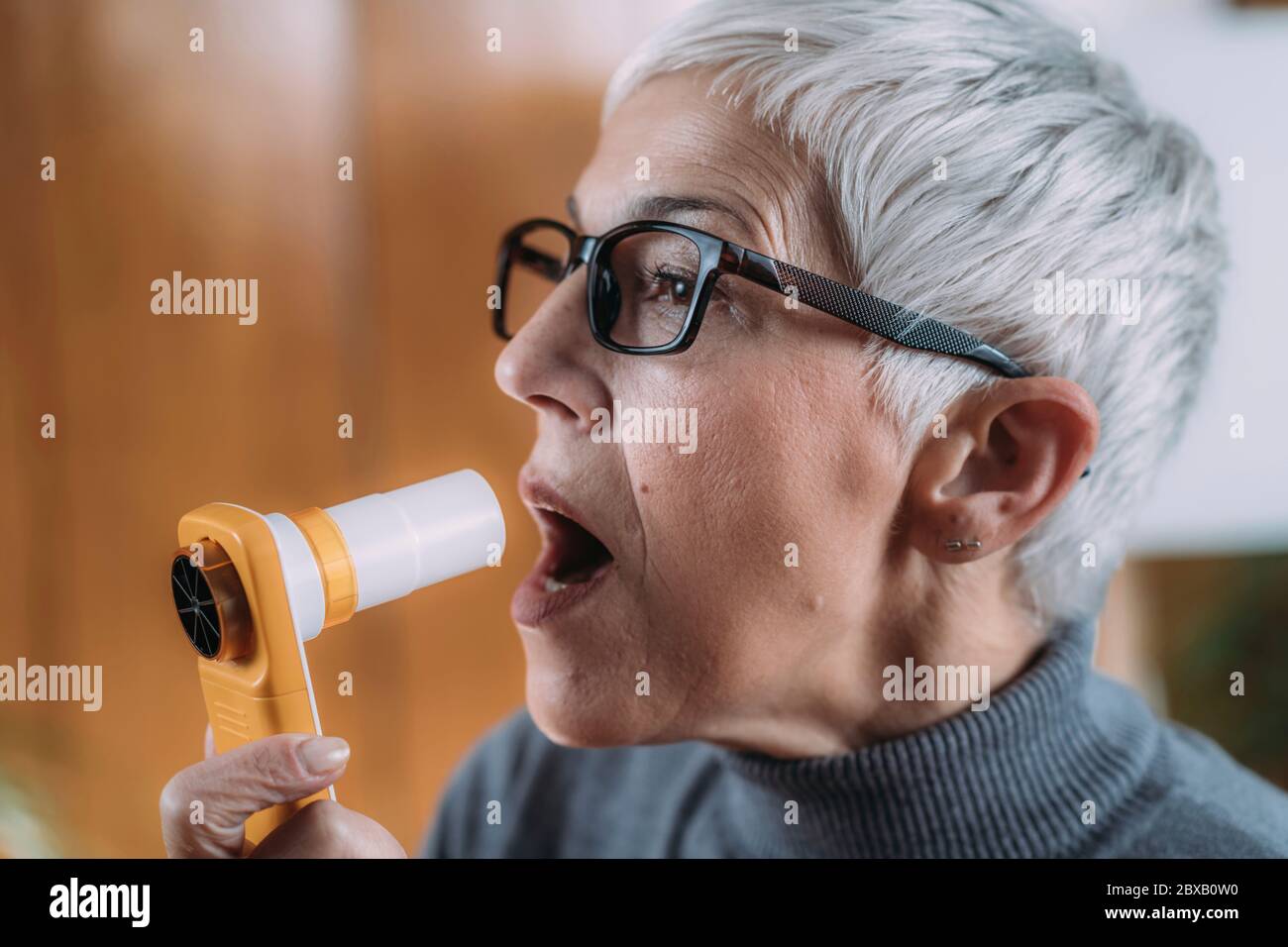Überwachung von Atemwegserkrankungen mit digitalem Spirometer Stockfoto