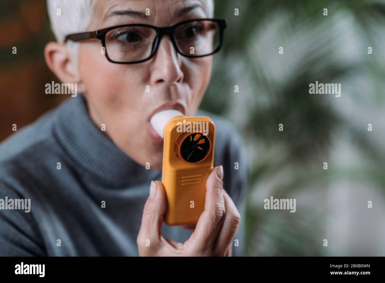 Überwachung von Atemwegserkrankungen mit digitalem Spirometer Stockfoto