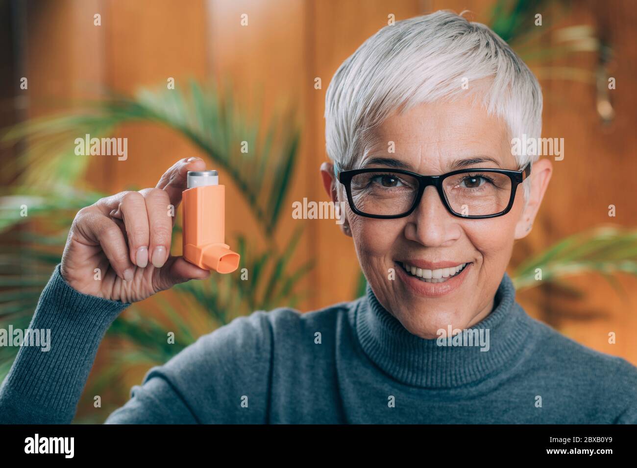 Ältere Frau mit einem Inhalator Stockfoto