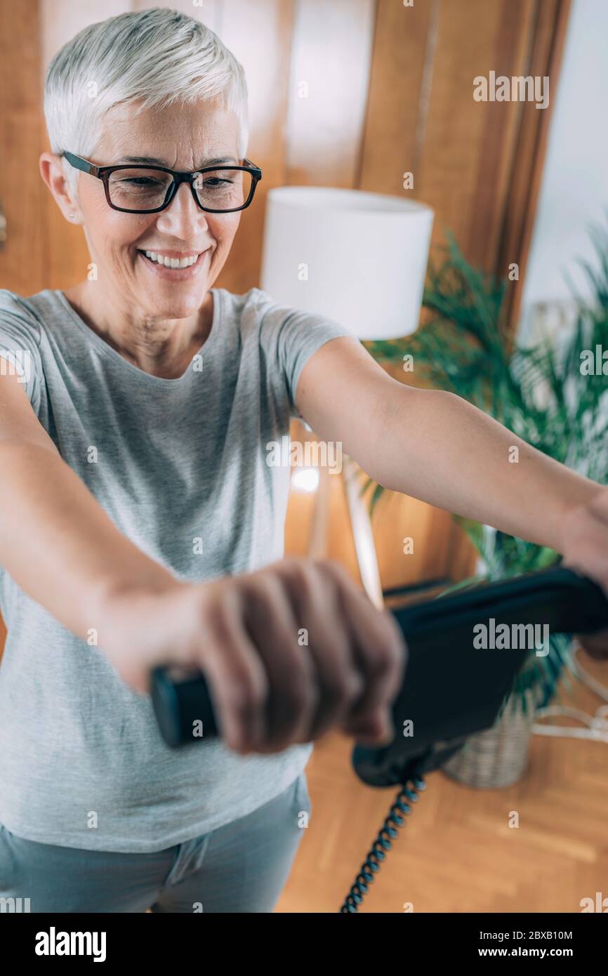 Messung der Körperzusammensetzung mit digitalem Waage-Monitor Stockfoto