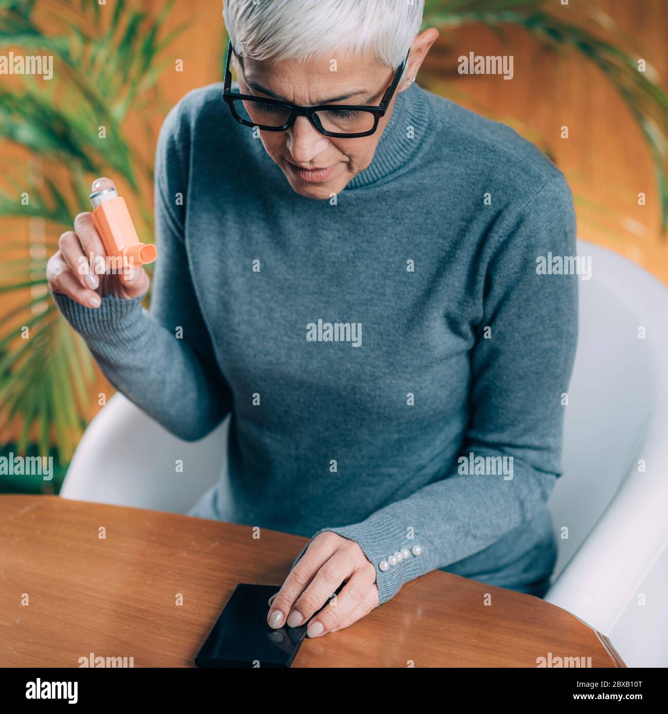 Ältere Frau mit Inhalator Stockfoto